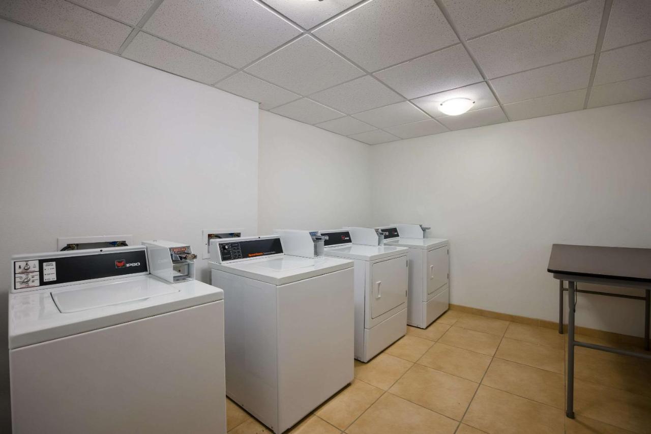 Sleep Inn & Suites Колби Екстериор снимка