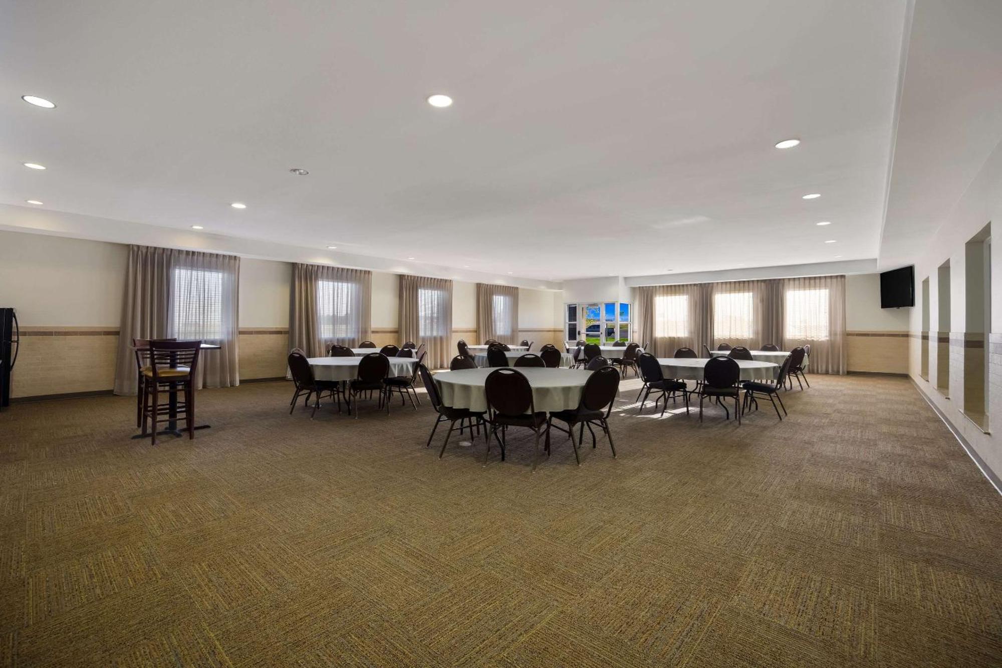 Sleep Inn & Suites Колби Екстериор снимка