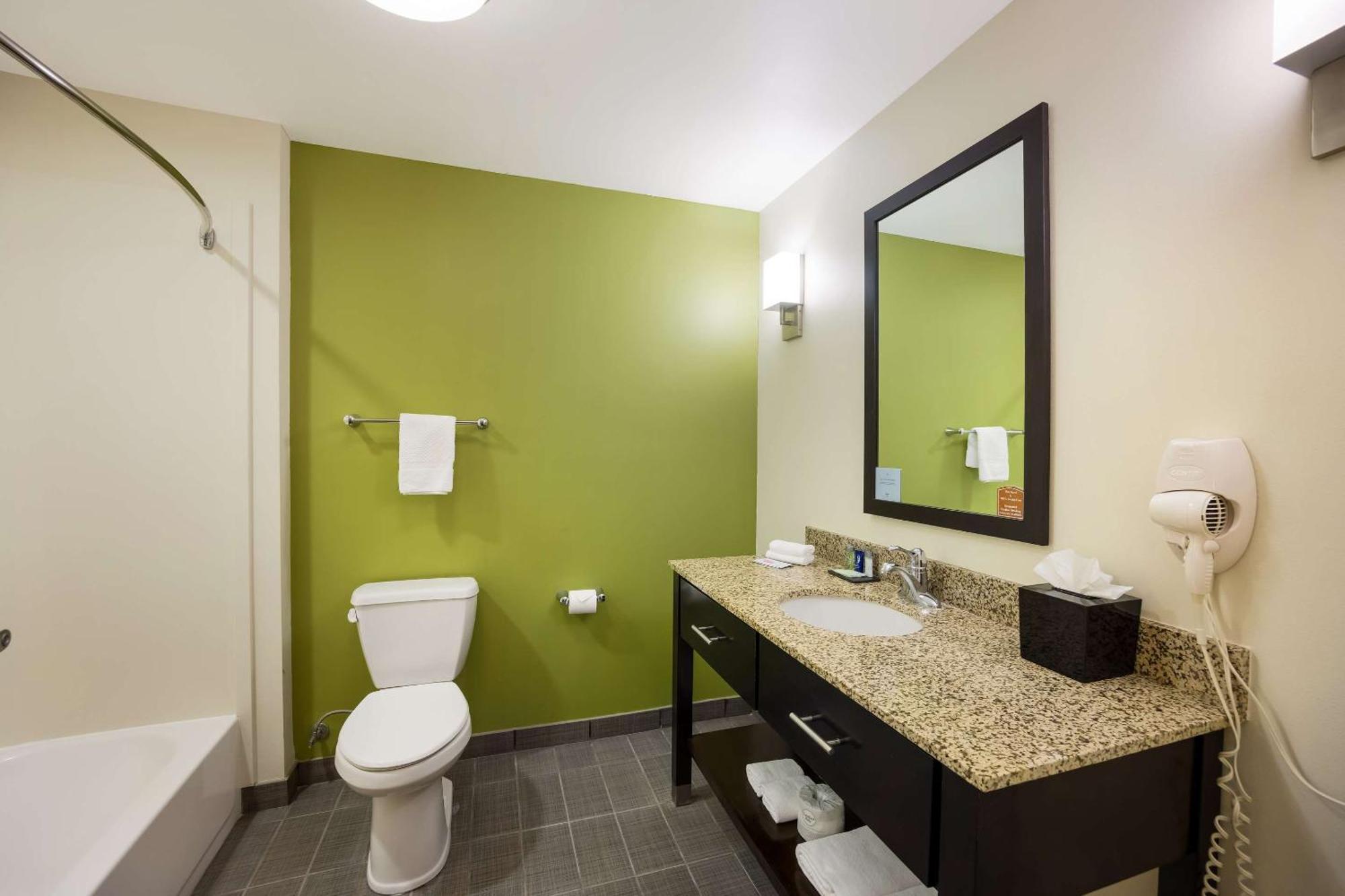 Sleep Inn & Suites Колби Екстериор снимка