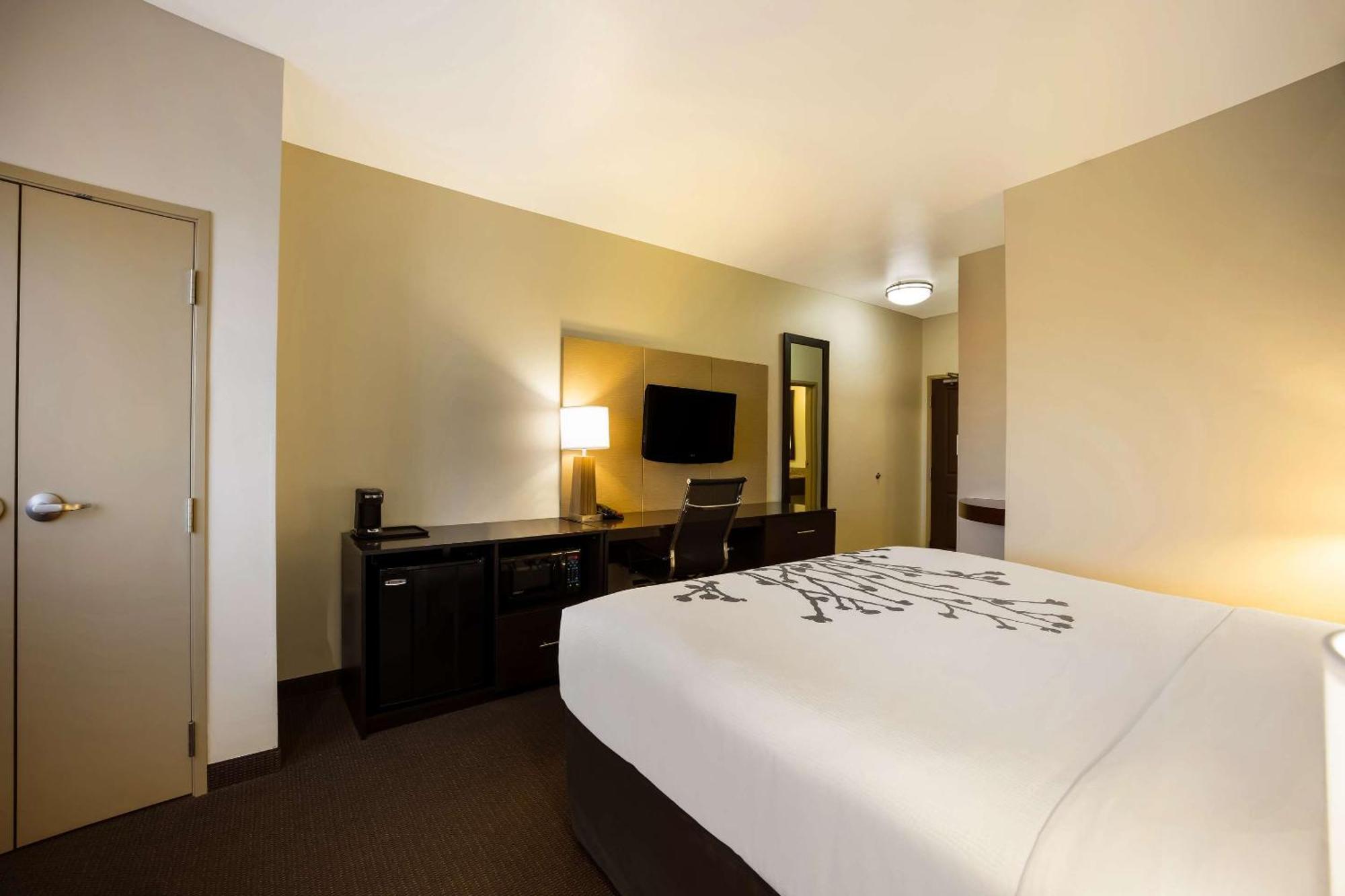 Sleep Inn & Suites Колби Екстериор снимка