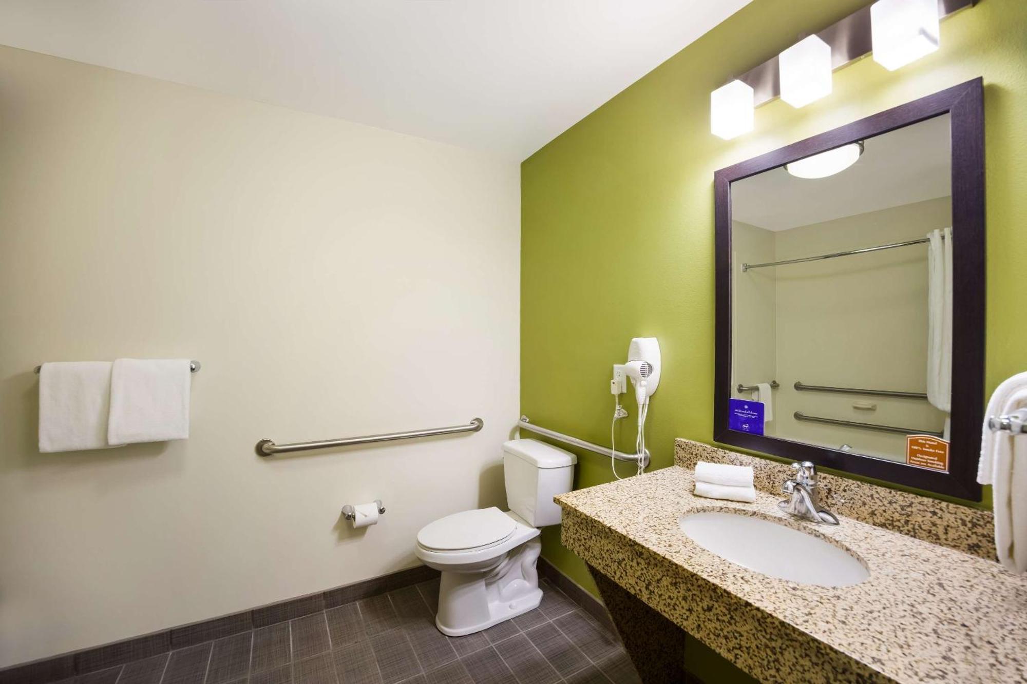 Sleep Inn & Suites Колби Екстериор снимка